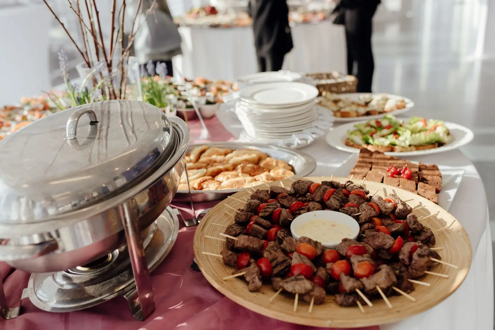 Açık büfede ızgara kebap tabağı
