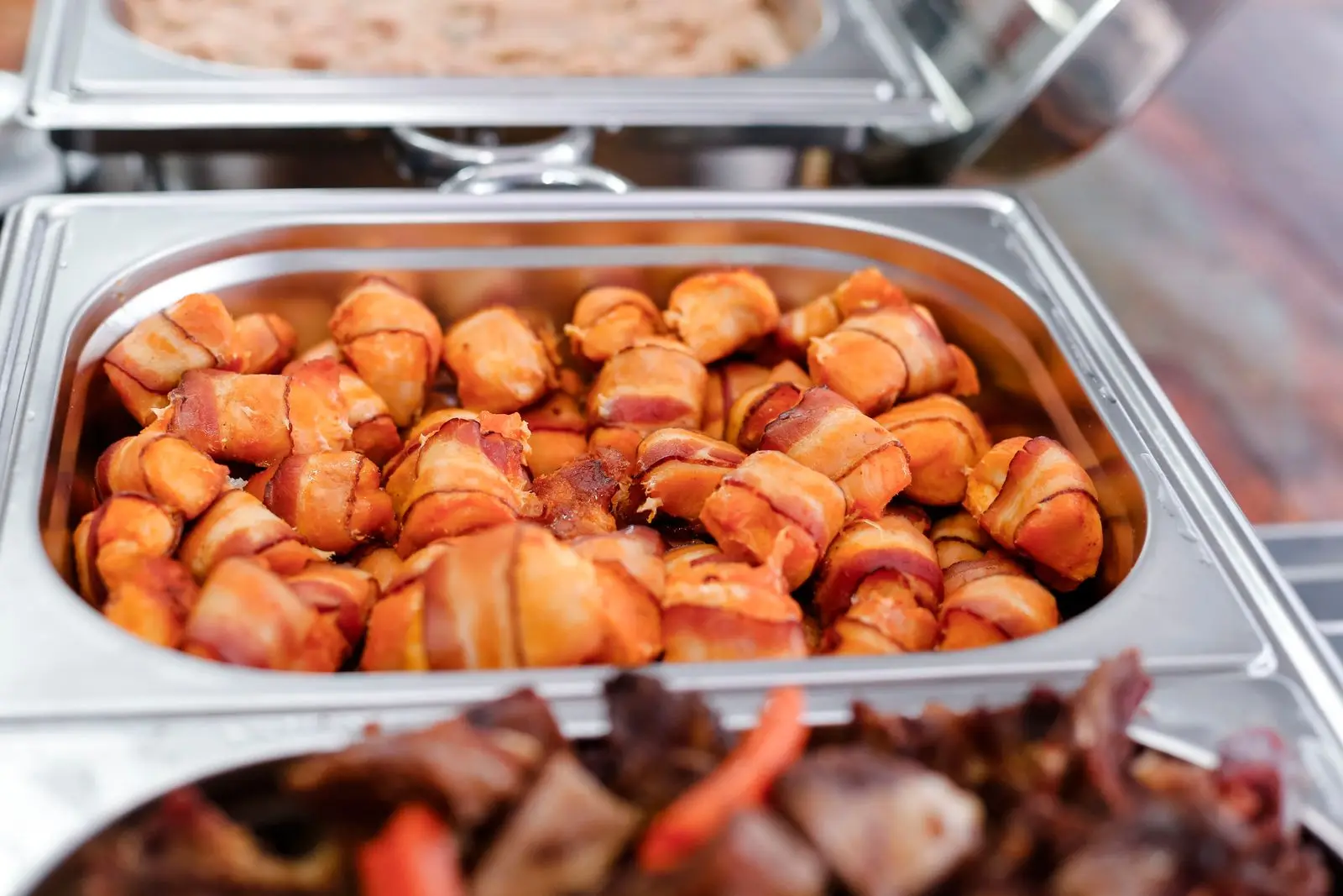 Catering servisinde sıcak tepsiler